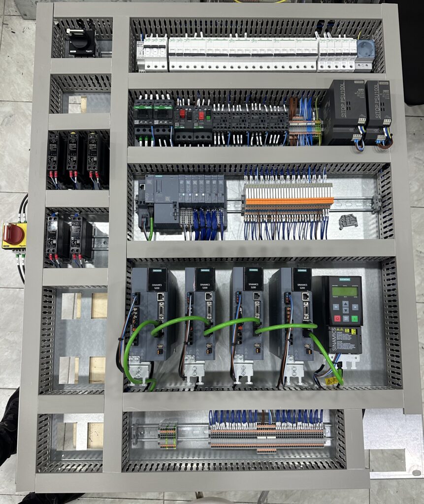 Endüstriyel otomasyon PLC ve sürücü elektrik panosu dizilimi